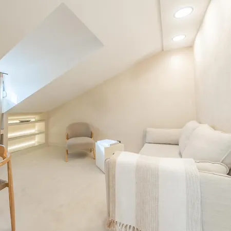 Lo͝or Luxury Oda ve Kahvaltı 4*