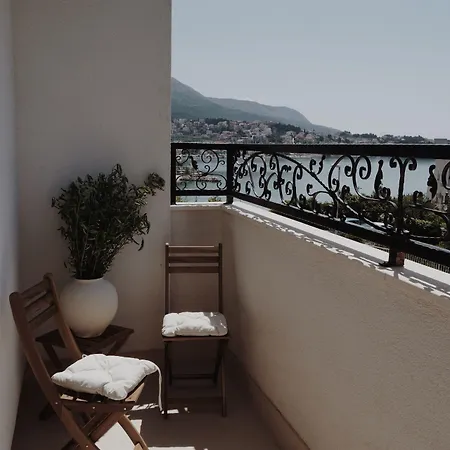 Lo͝or Luxury Oda ve Kahvaltı 4*