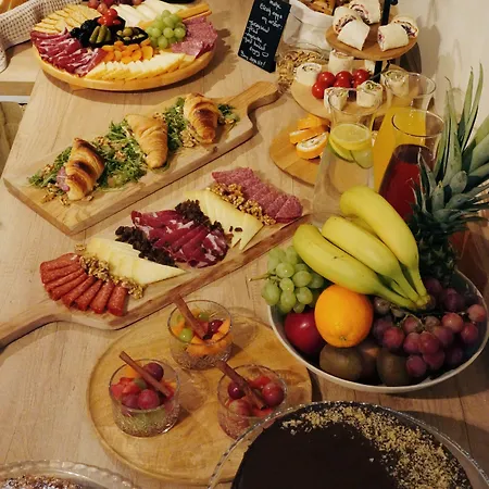 Oda ve Kahvaltı Lo͝or Luxury Stobreč