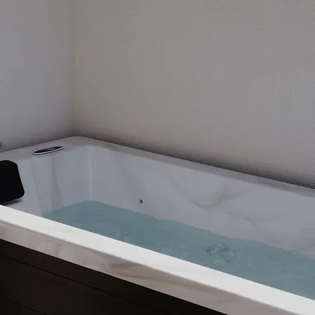 Lo͝or Luxury Retreat Panzió Stobreč