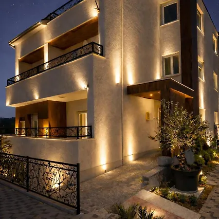 Lo͝or Luxury Retreat