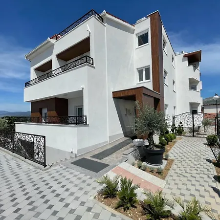 Lo͝or Luxury Retreat Stobreč