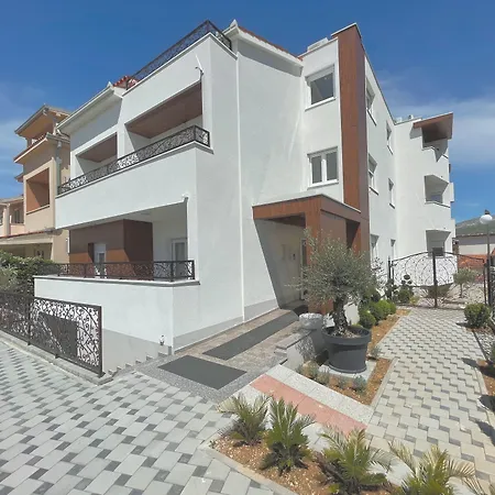 Lo͝or Luxury Retreat