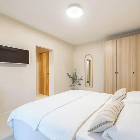 Lo͝or Luxury Retreat Stobreč