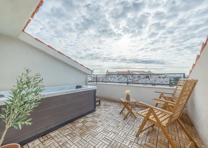 לינה וארוחת בוקר Lo͝or Luxury