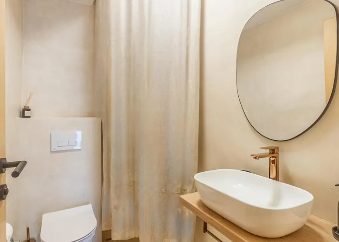 לינה וארוחת בוקר Lo͝or Luxury 4*