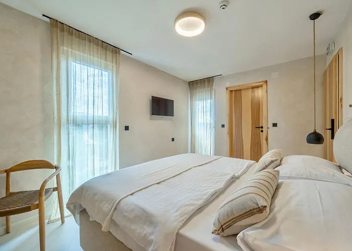 Lo͝or Luxury 4* סטוברץ