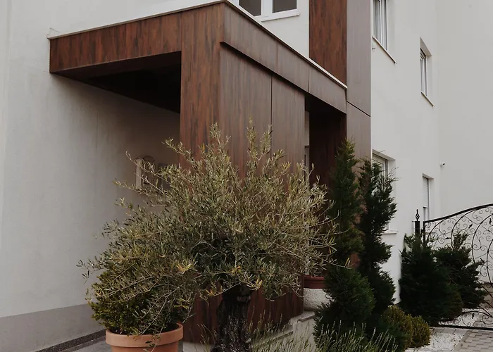 לינה וארוחת בוקר Lo͝or Luxury